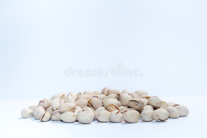 Pistacchi su fondo bianco con spazio per tipo Fondo del preparato dell'alimento, vista superiore, spazio della copia, insegna immagine stock libera da diritti Pistacchi su fondo bianco con spazio per tipo Fondo del preparato dell'alimento, vista superiore, spazio della copia, insegna immagine stock libera da diritti
