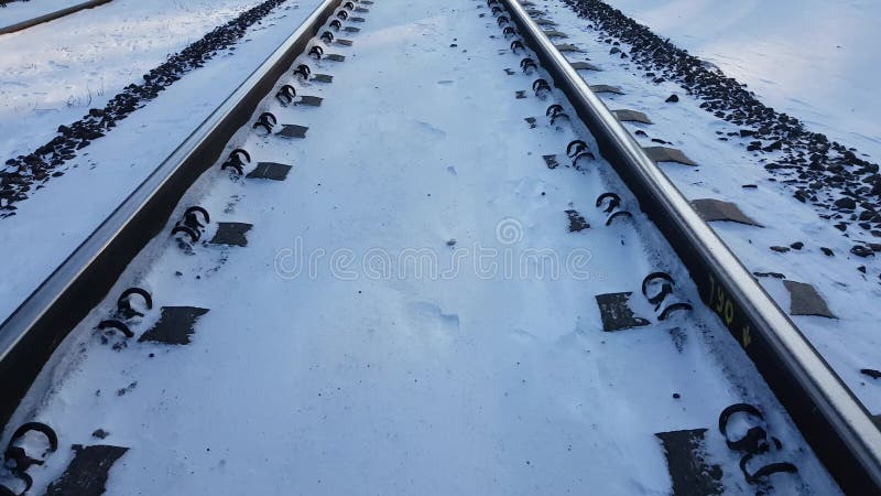 Pistas de ferrocarril en la nieve