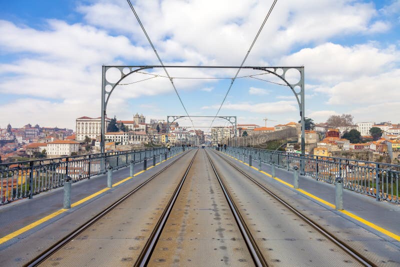 Pistas ferroviarias del subterráneo y cables eléctricos en el puente de Dom Luis I