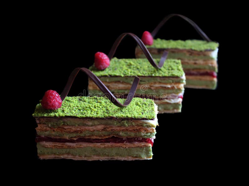 PistazienBl?tterteigkuchen mit Himbeeren und Schokolade stockfoto PistazienBl?tterteigkuchen mit Himbeeren und Schokolade stockfoto