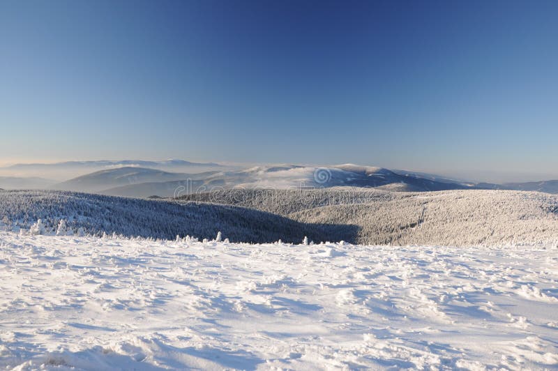 Piste d'hiver dans les montagnes de Jeseniky en Tchéquie pendant une belle journée d'hiver au ciel dégagé Vue de la colline de Pr photographie stock libre de droits Piste d'hiver dans les montagnes de Jeseniky en Tchéquie pendant une belle journée d'hiver au ciel dégagé Vue de la colline de Pr photographie stock libre de droits