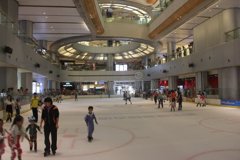 Piste de patinage d'intérieur dans la plaza de vacances de Shenzhen Yitian photo libre de droits Piste de patinage d'intérieur dans la plaza de vacances de Shenzhen Yitian photo libre de droits