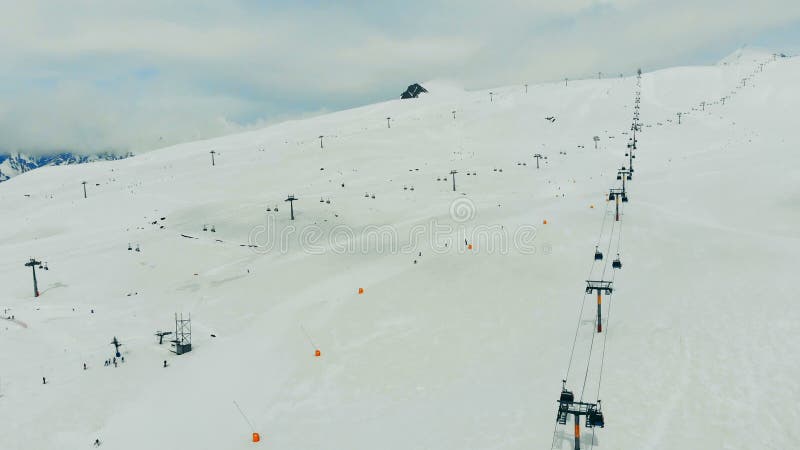 Piste de ski située sur les pistes de montagne enneigées