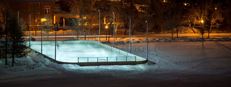 Piste extérieure d'hockey dans un domaine la nuit image stock Piste extérieure d'hockey dans un domaine la nuit image stock