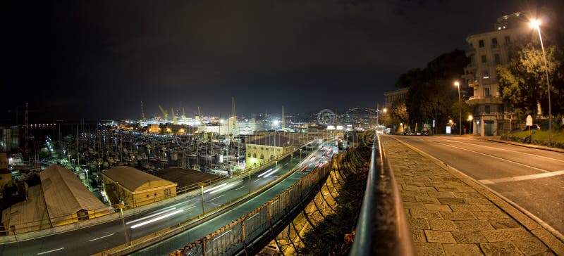 Piste leggere dell'automobile su Genoa Flyover alla notte fotografie stock Piste leggere dell'automobile su Genoa Flyover alla notte fotografie stock