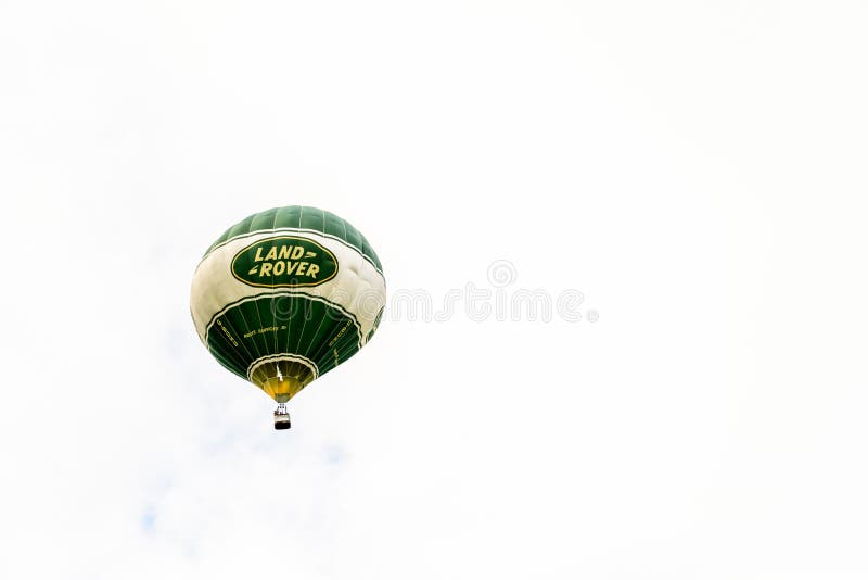 Piste, Northampton, Angleterre, R-U - 1er juillet : Montgolfière avec le logo de Land Rover volant au-dessus de Northampton Town photographie stock Piste, Northampton, Angleterre, R-U - 1er juillet : Montgolfière avec le logo de Land Rover volant au-dessus de Northampton Town photographie stock