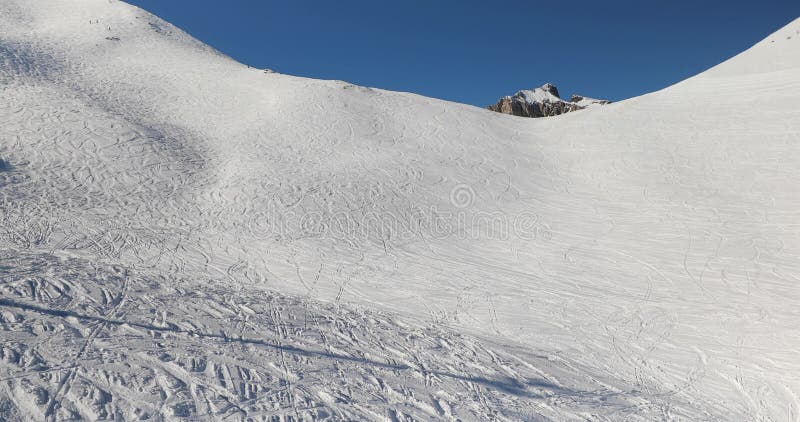 Pistes de ski dans les alpes enneigées