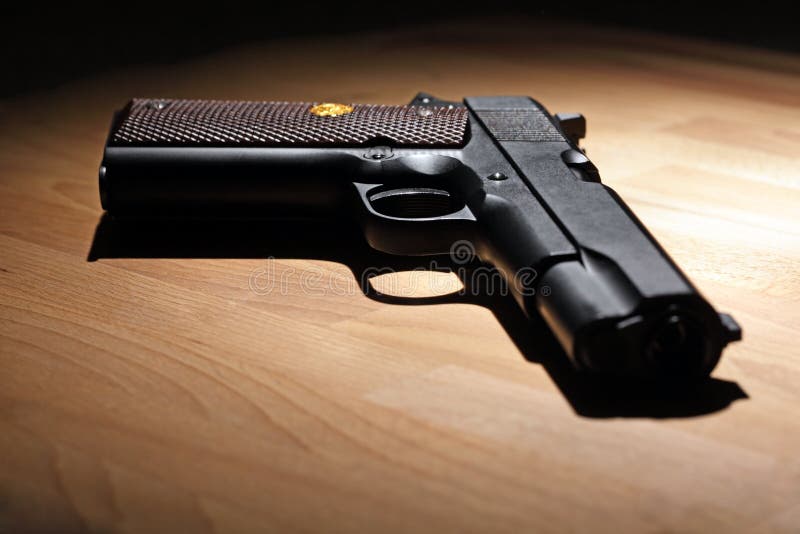 Pistol på bordlägga arkivbilder Pistol på bordlägga arkivbilder