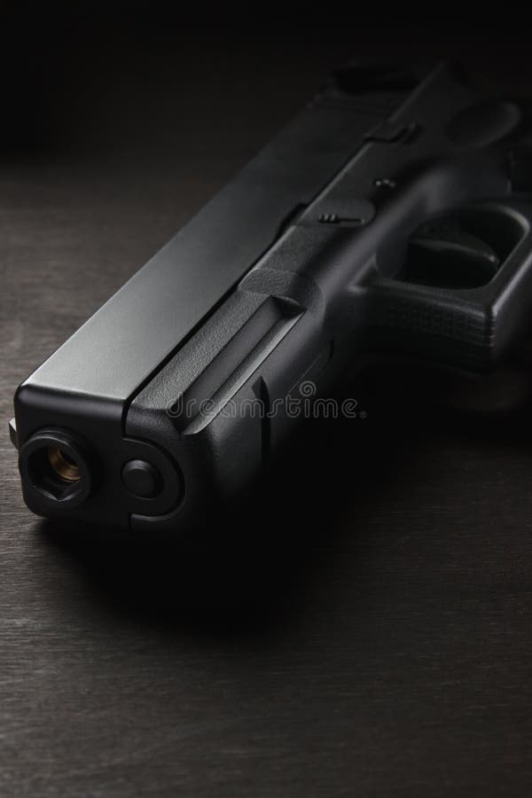 Download Pistola Para O Jogo Do Airsoft Em Um Fundo Escuro Foto de Stock - Imagem de elite, velho: 107527068