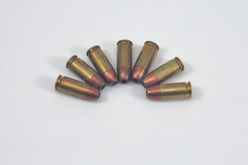 Pistole aammunition 9mm auf weißem Hintergrund lizenzfreies stockfoto Pistole aammunition 9mm auf weißem Hintergrund lizenzfreies stockfoto