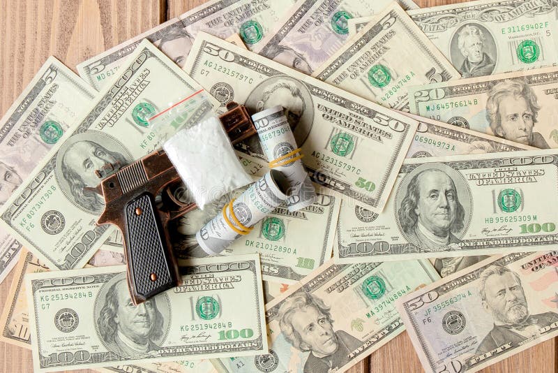 Pistolen en drugs tegen de achtergrond van dollars royalty-vrije stock foto Pistolen en drugs tegen de achtergrond van dollars royalty-vrije stock foto