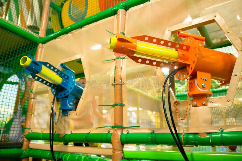 Pistolengewehrbläser in Kinderspiel und -Unterhaltungszentrum lizenzfreies stockbild Pistolengewehrbläser in Kinderspiel und -Unterhaltungszentrum lizenzfreies stockbild