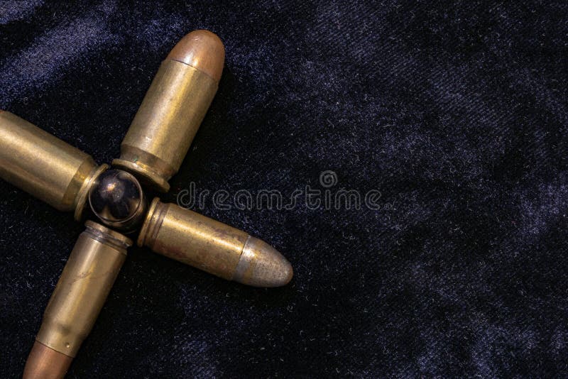 Pistolenkugeln erfassten zusammen in Form eines Kreuzes Soldaten im vollen Gang Dunkler Hintergrundschuß lizenzfreie stockfotos Pistolenkugeln erfassten zusammen in Form eines Kreuzes Soldaten im vollen Gang Dunkler Hintergrundschuß lizenzfreie stockfotos