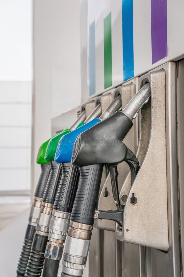 Pistolets en gros plan de carburant d'essence et de gazole sur la station service photos stock Pistolets en gros plan de carburant d'essence et de gazole sur la station service photos stock