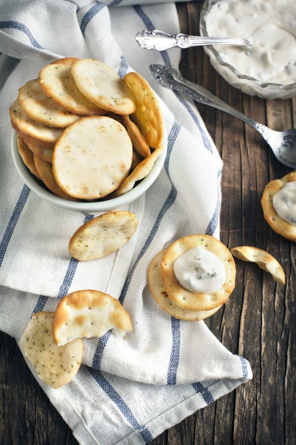 Pita Bites met kaassaus stock foto. Image of voedzaam 39995618