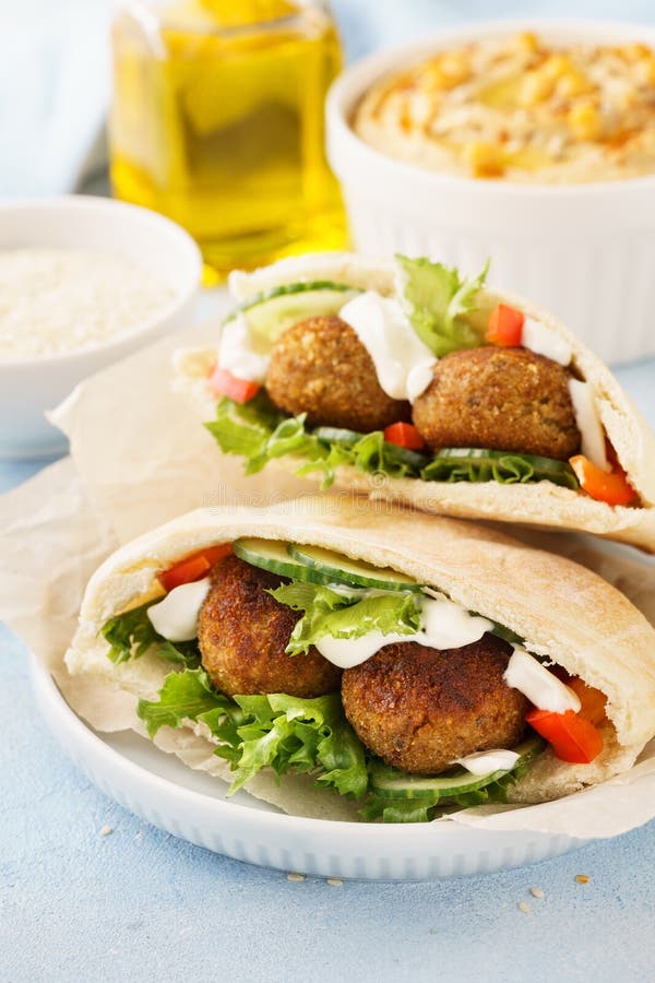 Pita vegetariana sana del falafel con las verduras frescas y hummus imagen de archivo libre de regalías Pita vegetariana sana del falafel con las verduras frescas y hummus imagen de archivo libre de regalías