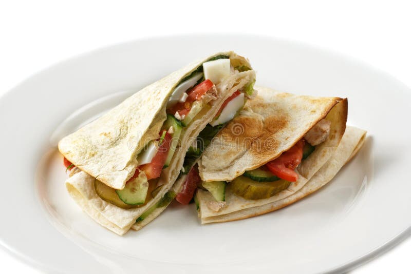 Pita με τα λαχανικά σε ένα ορθογώνιο πιάτο σε ένα απομονωμένο άσπρο υπόβαθρο στοκ εικόνες με δικαίωμα ελεύθερης χρήσης Pita με τα λαχανικά σε ένα ορθογώνιο πιάτο σε ένα απομονωμένο άσπρο υπόβαθρο στοκ εικόνες με δικαίωμα ελεύθερης χρήσης