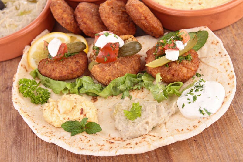 Falafel, hummus och bröd fotografering för bildbyråer. Bild av kokt