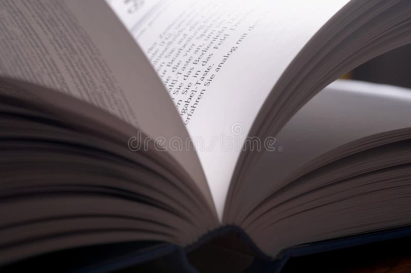 Aufgeschlagen Buch in der Hintergrundbeleuchtung, flip ein Buch öffnen.