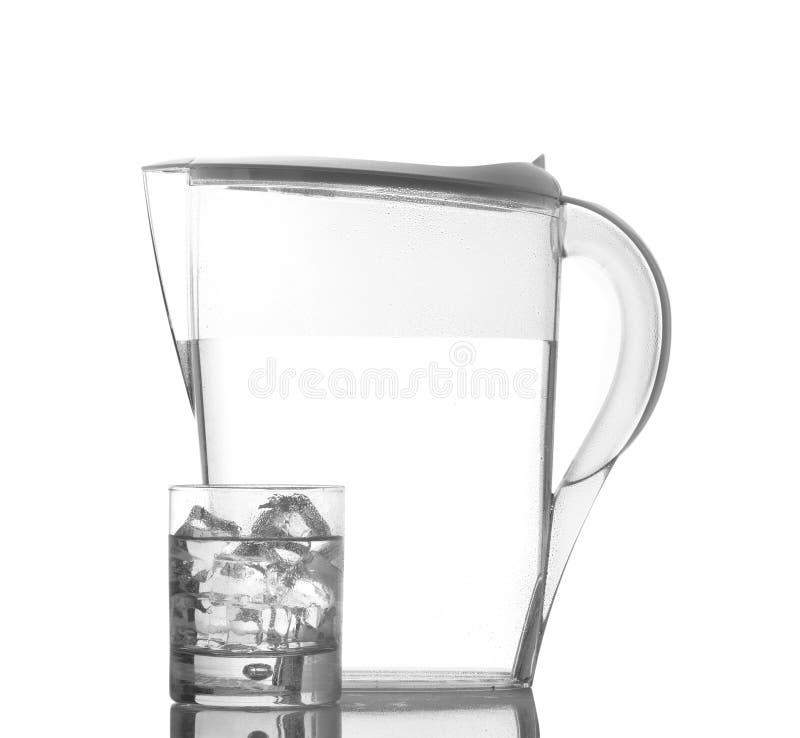 Džbán a pohára s kockami ľadu minerálnej vody odráža na bielom pozadí.