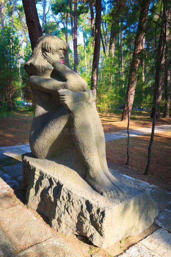 PITSUNDA, ABKHAZIE, LE 16 SEPTEMBRE 2017 : Sculpture en pierre d'une fille s'asseyante dans Pitsunda photos libres de droits PITSUNDA, ABKHAZIE, LE 16 SEPTEMBRE 2017 : Sculpture en pierre d'une fille s'asseyante dans Pitsunda photos libres de droits
