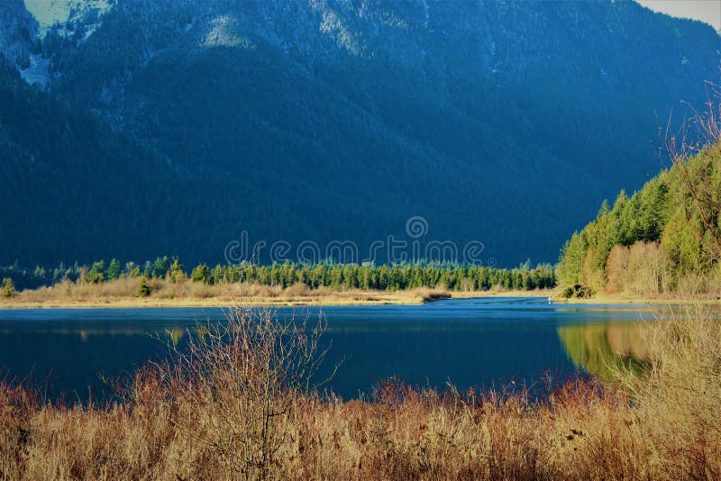 Pitt Lake Mountains fotos de stock Pitt Lake Mountains fotos de stock