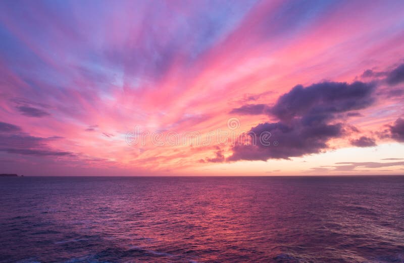 Pittoresk himmel på soluppgång över havet arkivbild Pittoresk himmel på soluppgång över havet arkivbild