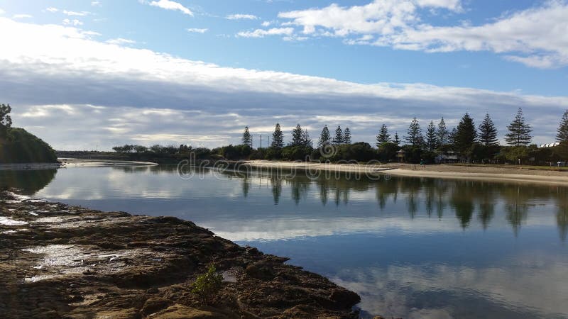 Pittoresk Tallebudgera liten vik, Gold Coast, Australien royaltyfri fotografi Pittoresk Tallebudgera liten vik, Gold Coast, Australien royaltyfri fotografi