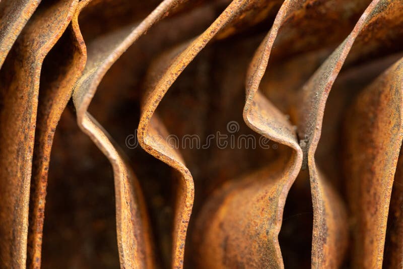 Pittoreska kr?kta ark av rostig metall Kr?kta rostiga ark av metall industriell abstraktion royaltyfria foton Pittoreska kr?kta ark av rostig metall Kr?kta rostiga ark av metall industriell abstraktion royaltyfria foton