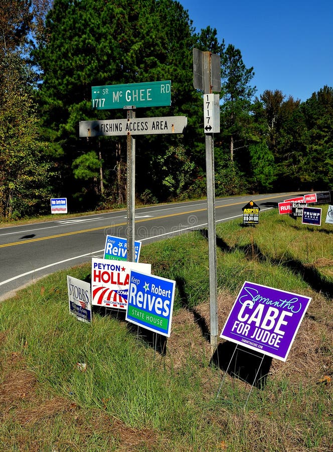 Pittsboro, NC: Wahlkampf-Zeichen 2016 lizenzfreie stockfotos Pittsboro, NC: Wahlkampf-Zeichen 2016 lizenzfreie stockfotos
