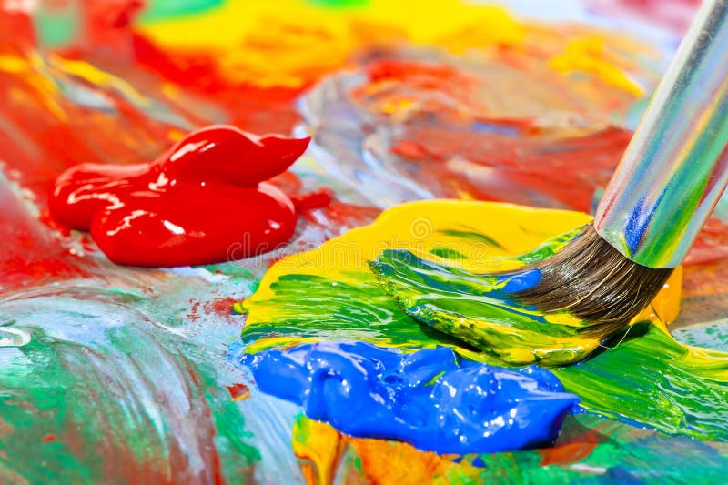 Pittura acrilica e primo piano colorati della spazzola immagini stock libere da diritti Pittura acrilica e primo piano colorati della spazzola immagini stock libere da diritti