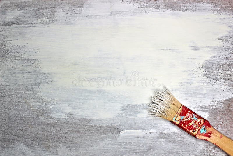 Pittura bianca fresca su fondo di legno Vecchio pennello con pittura e trovarsi sull'angolo più basso immagine stock libera da diritti Pittura bianca fresca su fondo di legno Vecchio pennello con pittura e trovarsi sull'angolo più basso immagine stock libera da diritti