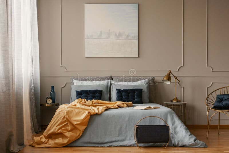 Pittura blu pastello sulla parete grigia dell'interno d'avanguardia della camera da letto immagine stock libera da diritti