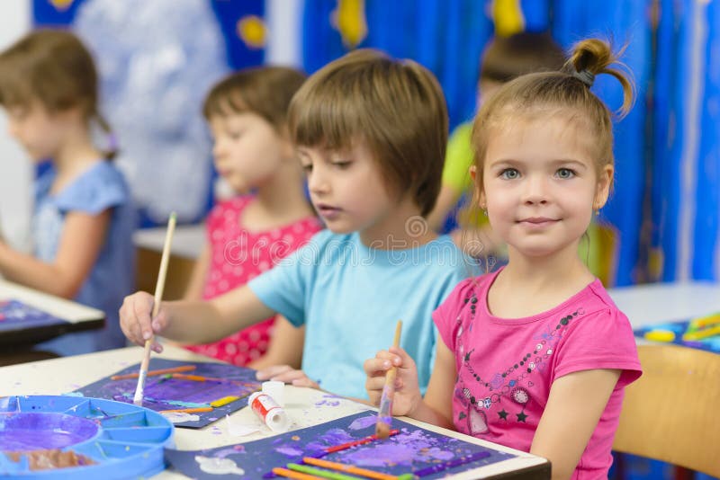 Pittura del bambino all'asilo immagine stock libera da diritti Pittura del bambino all'asilo immagine stock libera da diritti