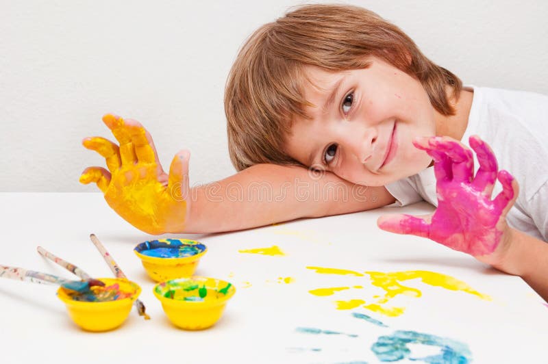 Pittura del bambino che mostra le mani fotografia stock libera da diritti Pittura del bambino che mostra le mani fotografia stock libera da diritti