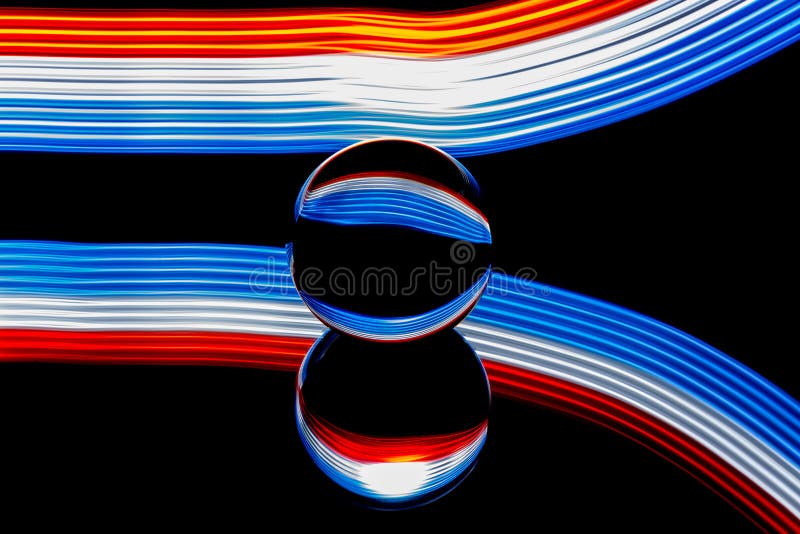 Pittura della luce della palla di vetro - bande rosse bianche blu fotografia stock libera da diritti Pittura della luce della palla di vetro - bande rosse bianche blu fotografia stock libera da diritti