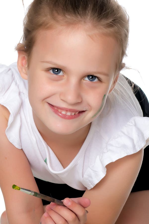 Pitture di una bambina con pittura e la spazzola fotografia stock