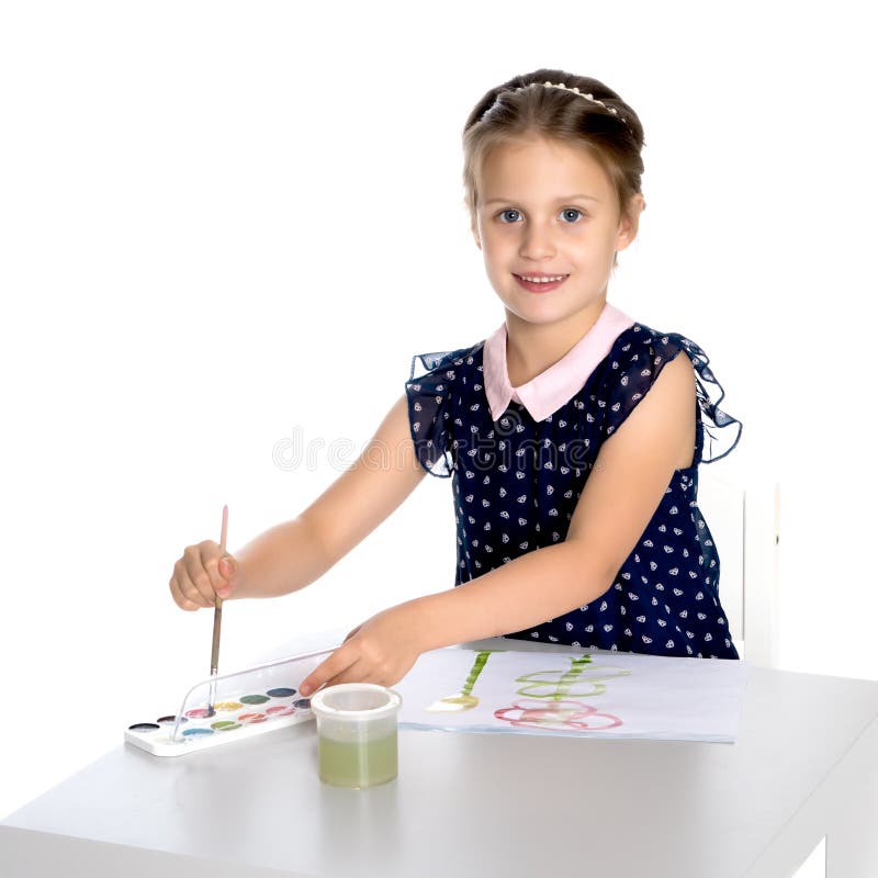 Pitture di una bambina con pittura e la spazzola fotografia stock libera da diritti