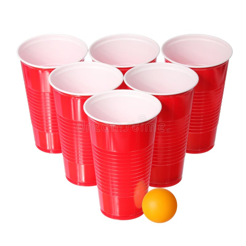 Piwny pong. Czerwone plastikowe filiżanki i pomarańczowa pingpongowa piłka odizolowywający na bielu. Zbliżenie