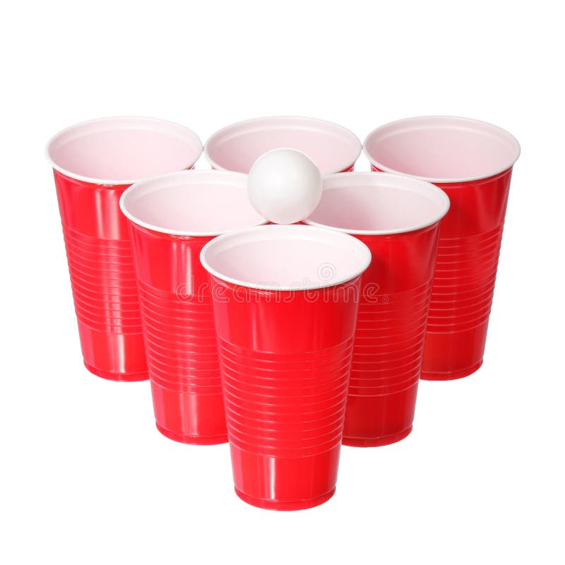 Piwny pong. Czerwone plastikowe filiżanki i śwista pong piłka odizolowywająca