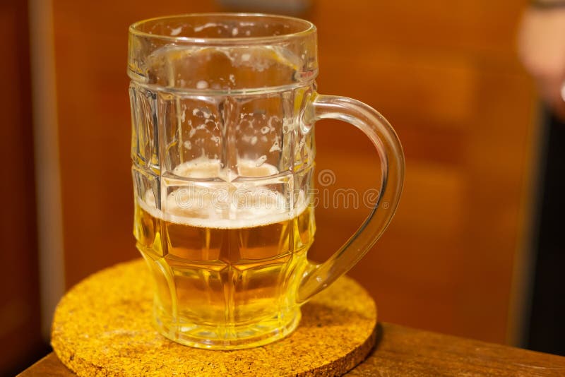 Piwny złoty chmiel pijąca przyrodnia szklana biel piana w górę pubu odświeżający napój zdjęcia stock Piwny złoty chmiel pijąca przyrodnia szklana biel piana w górę pubu odświeżający napój zdjęcia stock