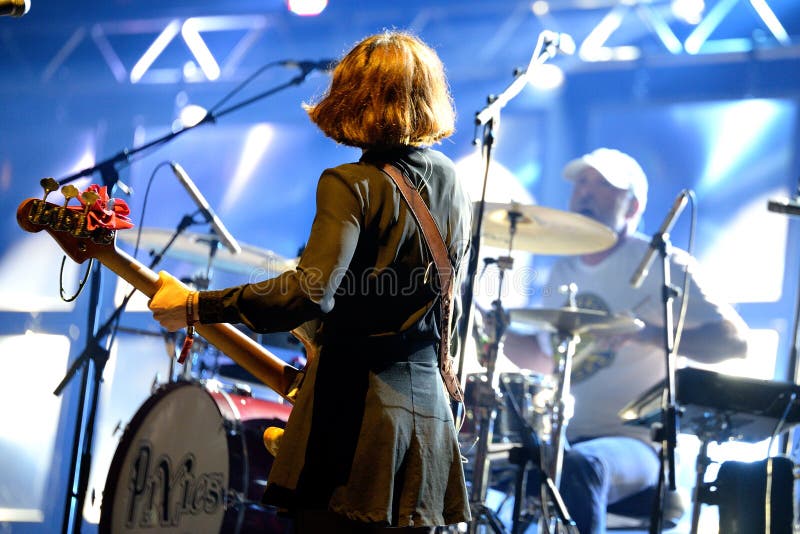 Pixies (αμερικανική εναλλακτική ορχήστρα ροκ) στη συναυλία στοκ εικόνα με δικαίωμα ελεύθερης χρήσης Pixies (αμερικανική εναλλακτική ορχήστρα ροκ) στη συναυλία στοκ εικόνα με δικαίωμα ελεύθερης χρήσης