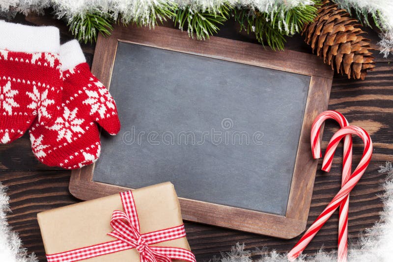 Pizarra de la Navidad, decoración y árbol de abeto fotografía de archivo Pizarra de la Navidad, decoración y árbol de abeto fotografía de archivo