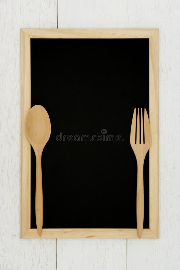 Pizarra en blanco con la cuchara de madera y bifurcación en el fondo de madera blanco del tablón imagen de archivo libre de regalías Pizarra en blanco con la cuchara de madera y bifurcación en el fondo de madera blanco del tablón imagen de archivo libre de regalías