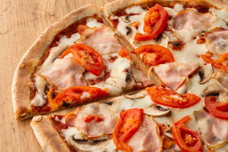 Pizza al forno della miscela calda fresca deliziosa italiana fotografia stock libera da diritti Pizza al forno della miscela calda fresca deliziosa italiana fotografia stock libera da diritti