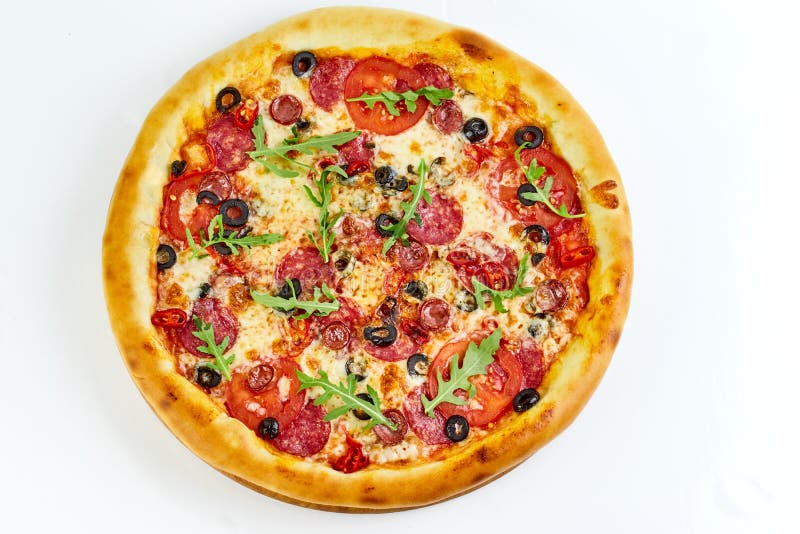 Pizza appetitosa saporita isolata su fondo bianco fotografia stock libera da diritti Pizza appetitosa saporita isolata su fondo bianco fotografia stock libera da diritti