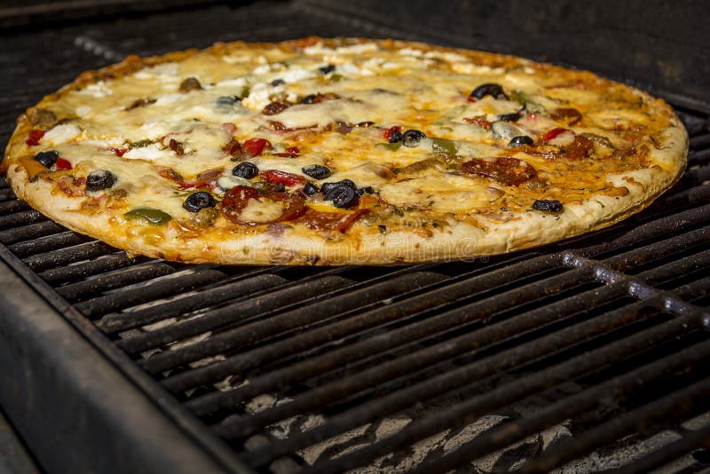 mueble ponerse nervioso pellizco Pizza Asada a La Parrilla En Un Día De Verano Foto de archivo - Imagen de  americano, grilled: 94149008