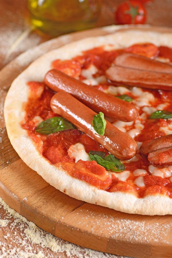 Pizza Avec Des Saucisses De Francfort Photo stock Image du cuit