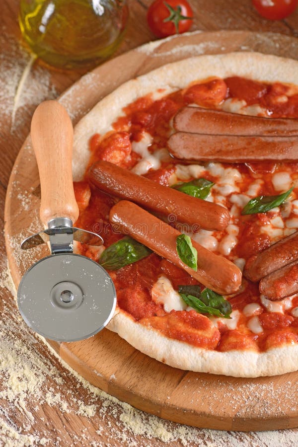 Pizza Avec Des Saucisses De Francfort Photo stock Image du cuit