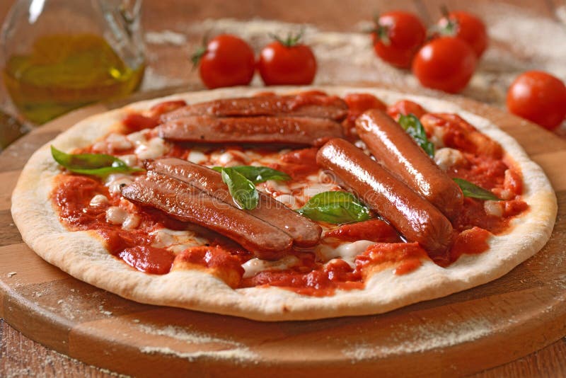 Pizza Avec Des Saucisses De Francfort Photo stock Image du casse